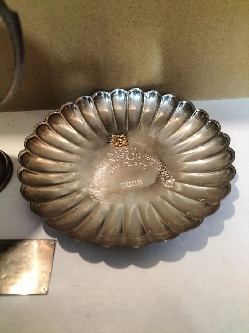 銀製トロフィーと花弁型皿セット