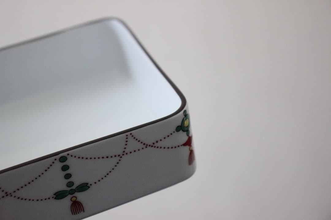 未使用・箱入　有田焼　賞美堂　其泉窯　錦日輪赤玉瓔珞紋２段重　角２段重