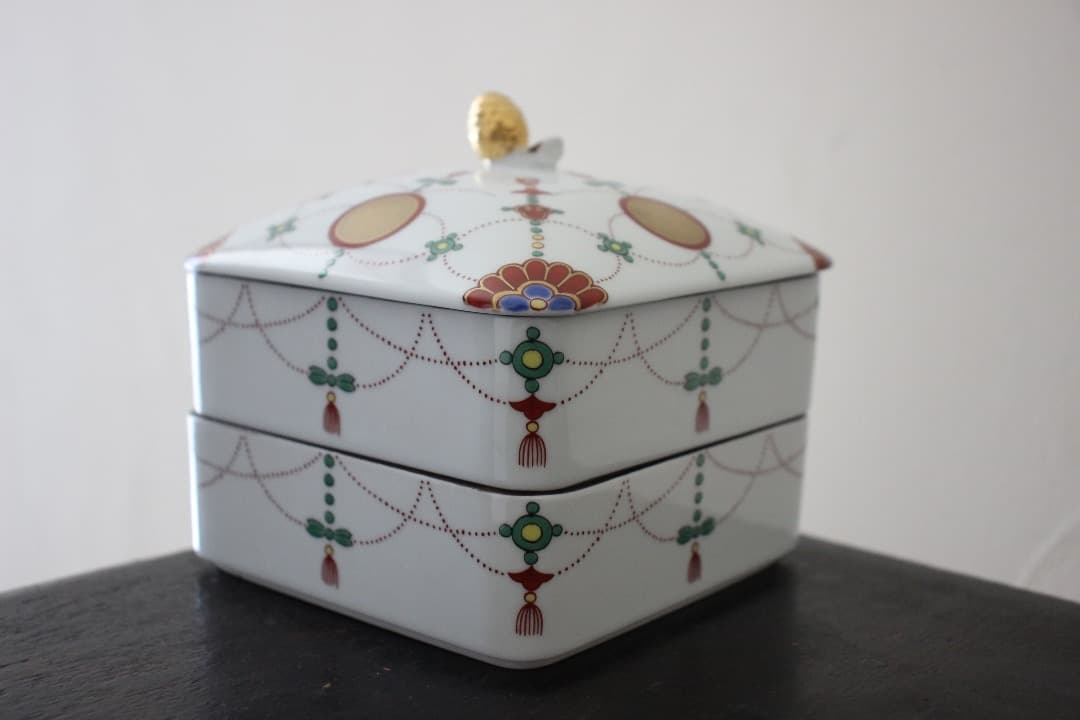 未使用・箱入　有田焼　賞美堂　其泉窯　錦日輪赤玉瓔珞紋２段重　角２段重