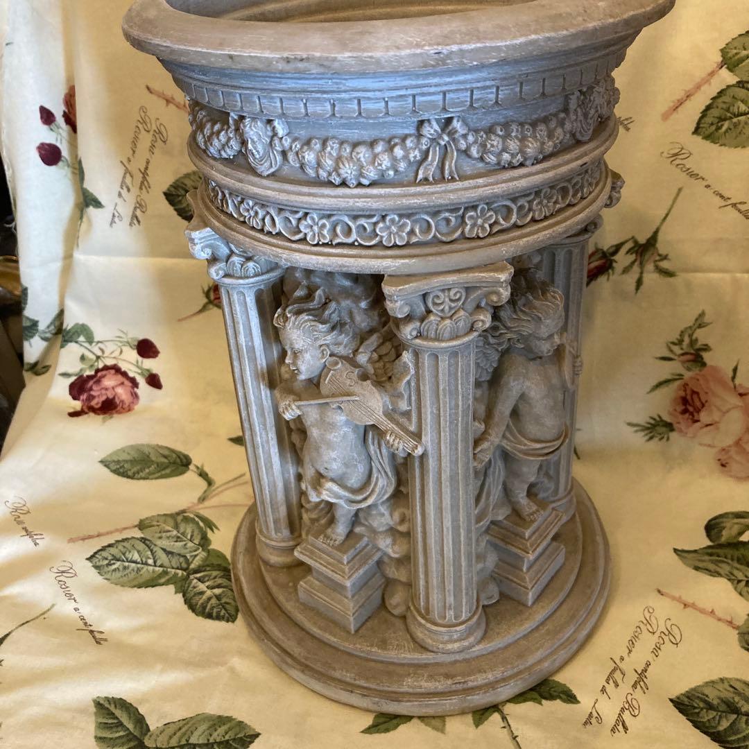 古典的な彫刻デザインのプランター