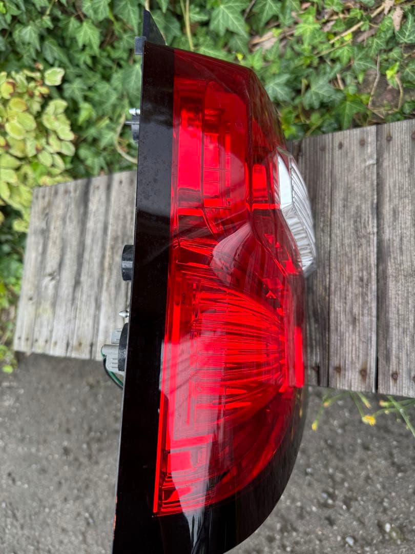 デリカD5テールレンズ 赤 クリア LEDスタイル 左側のみ