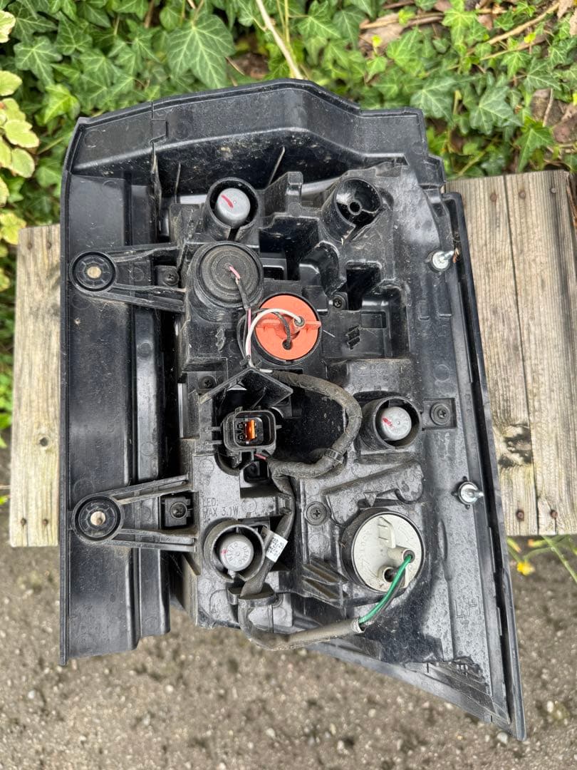 デリカD5テールレンズ 赤 クリア LEDスタイル 左側のみ