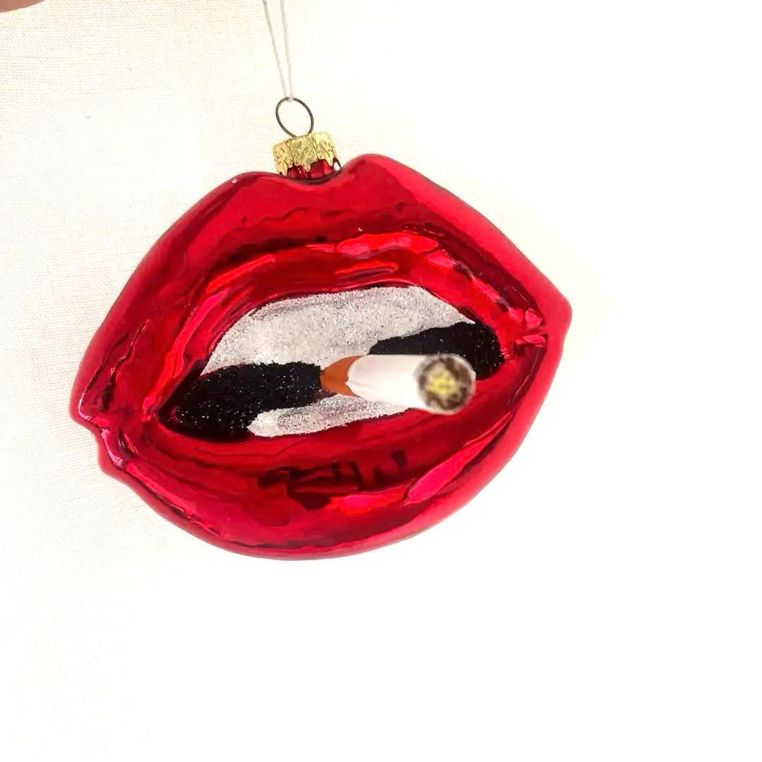 アスティエ。赤い唇のクリスマスオーナメント