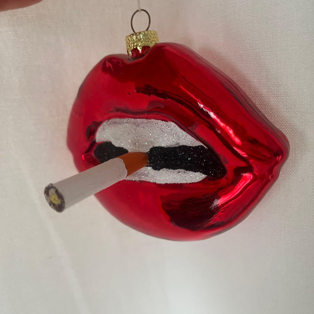アスティエ。赤い唇のクリスマスオーナメント