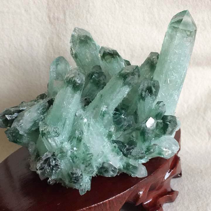 ☆ 綺麗！緑水晶 グリーンクォーツクラスター 732g 台座付き