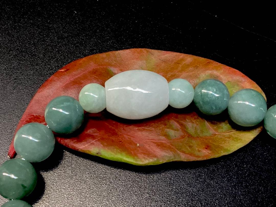 ✳1点限り‼️ 糸魚川翡翠入りコン沢青緑色　棗型入りブレスレット　本物保証品です‼️