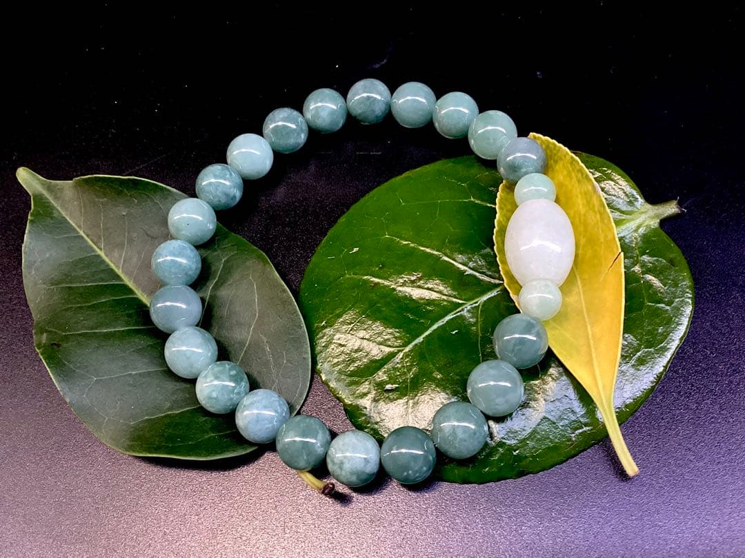 ✳1点限り‼️ 糸魚川翡翠入りコン沢青緑色　棗型入りブレスレット　本物保証品です‼️