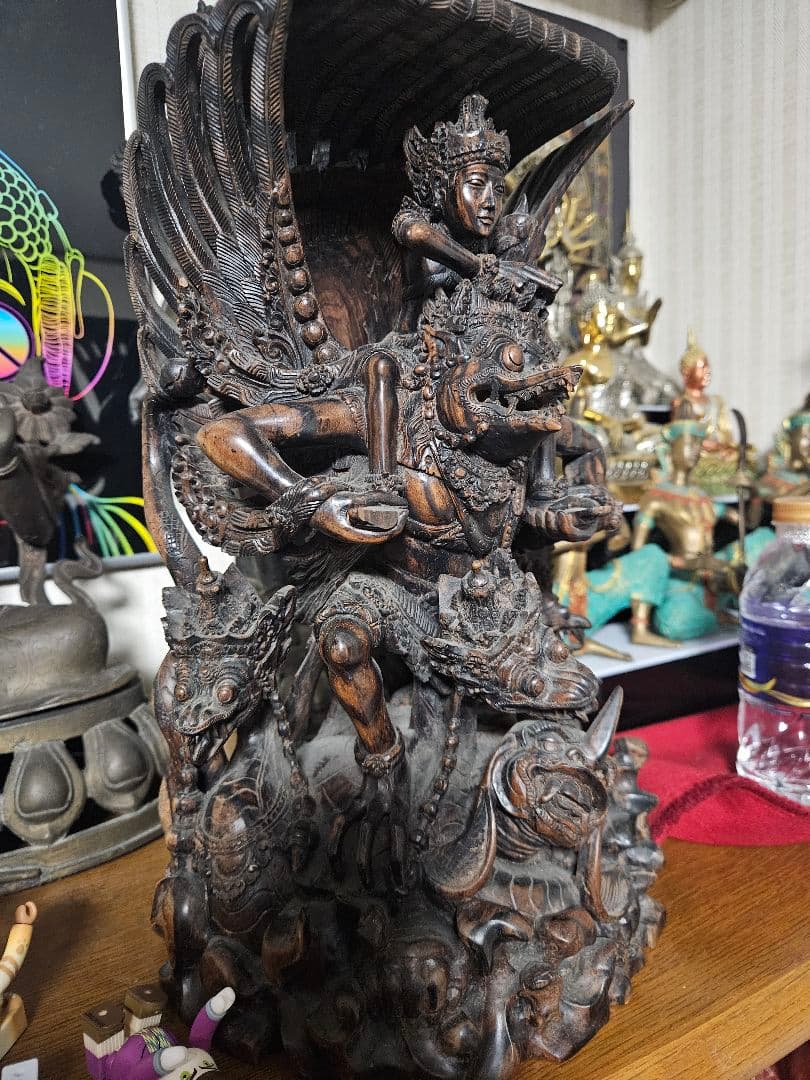 ヴィシュヌ神とガルーダの置物