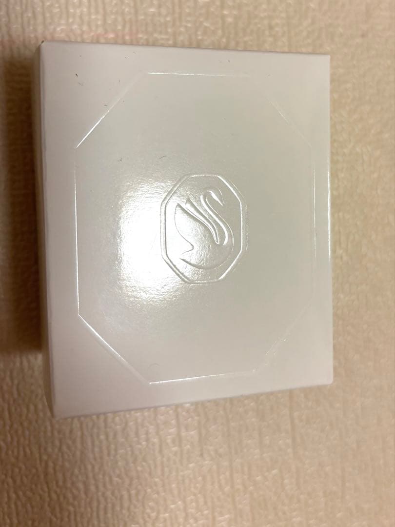 【新品・未使用】スワロフスキーStilla スタッドピアス　ゴールド