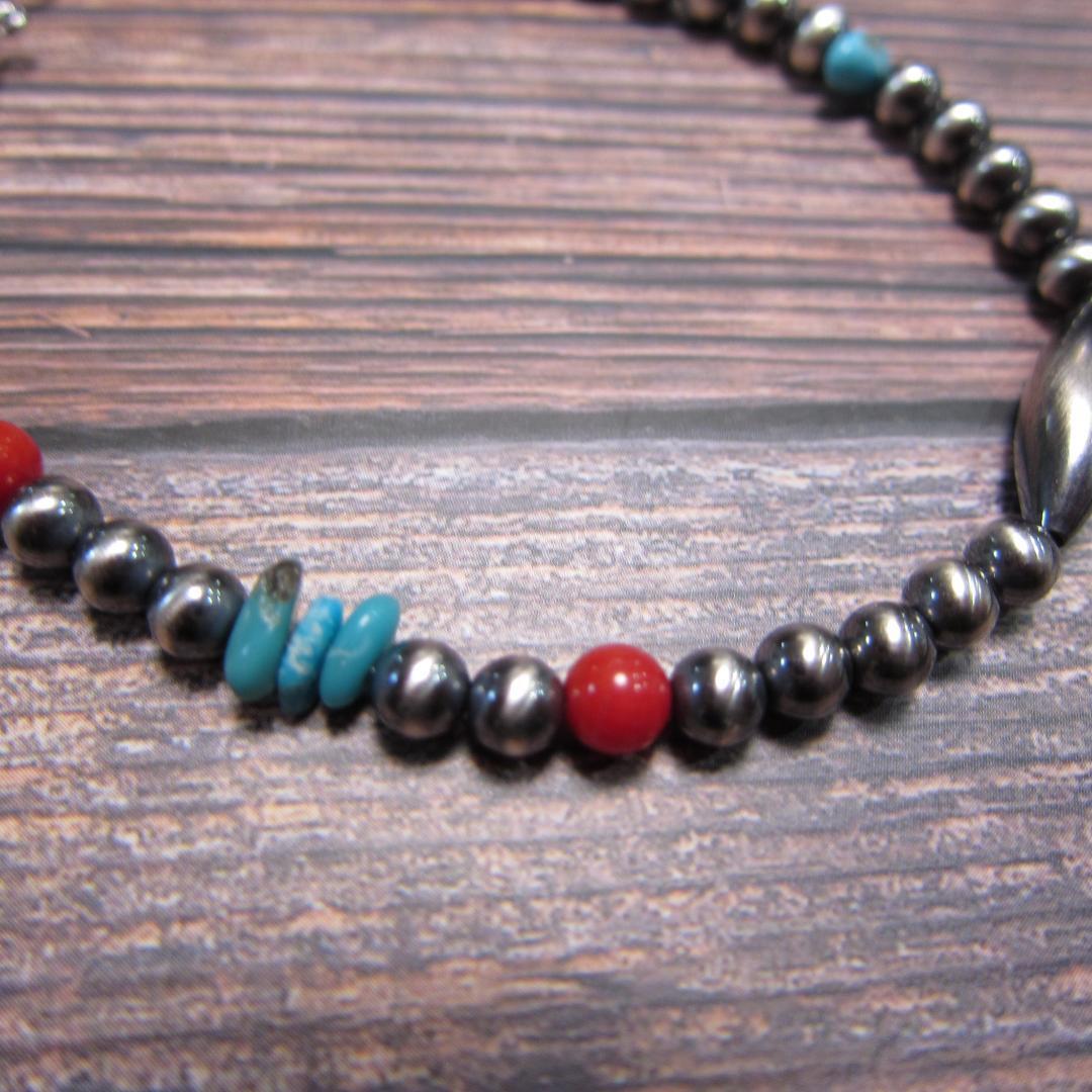 YQ936ナバホパールとキングマンターコイズさざれ、レッドコーラルのブレスレット