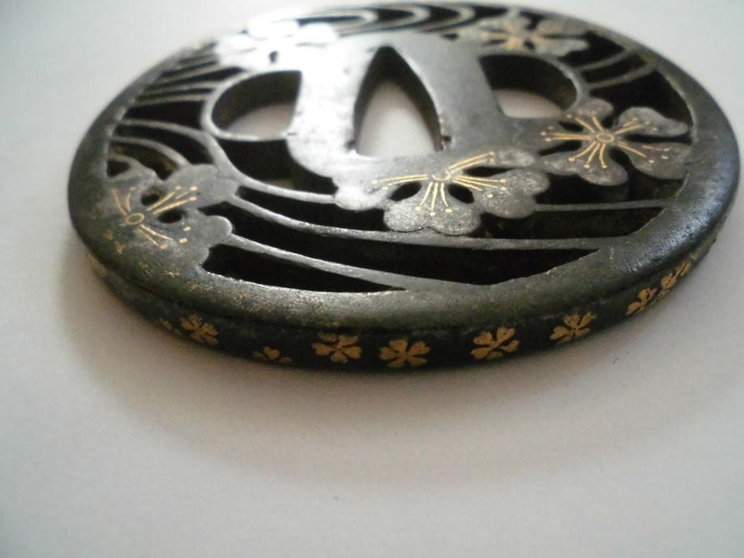 波模様 桜花象嵌装飾 鍔(つば)