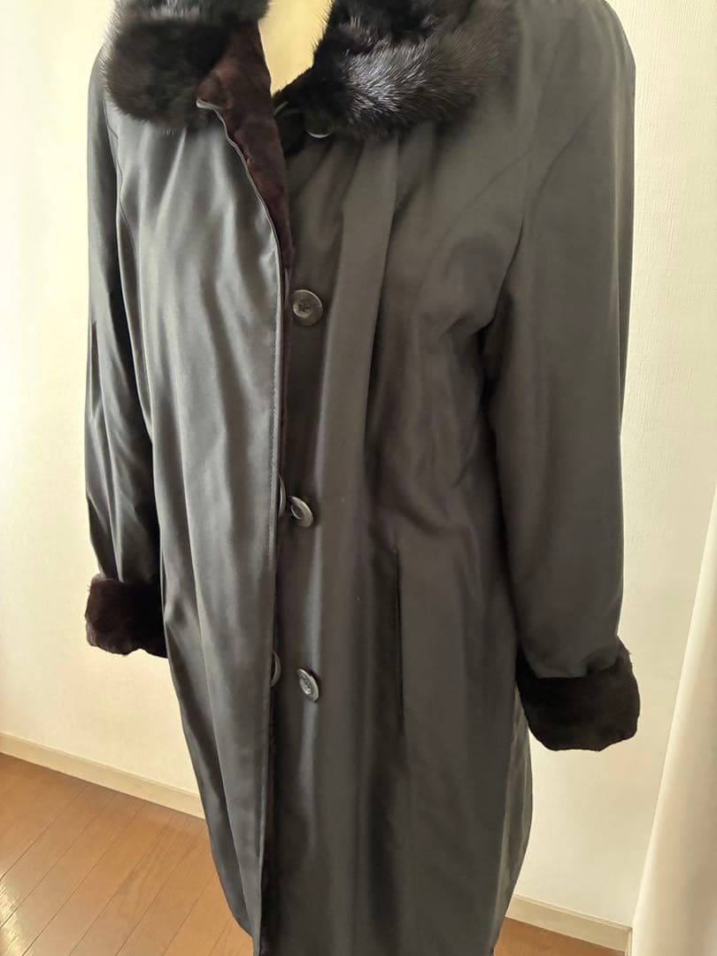 豪華 シンプル黒ブラック リアルファー付きブラックロングコートリバーシブル