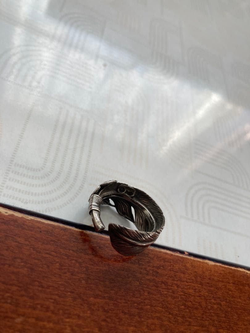 DESIGNERS JEWELRY buff フェザーリング エンブレム付