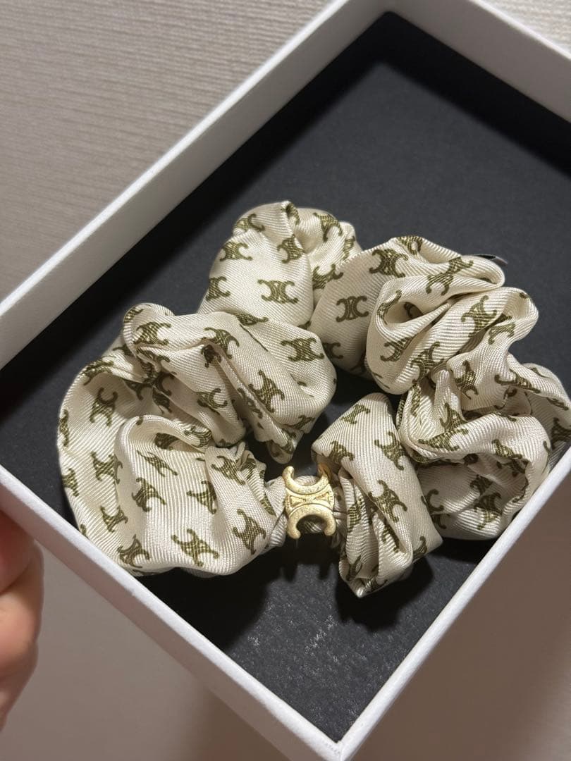 新品未使用CELINE ベージュシュシュ