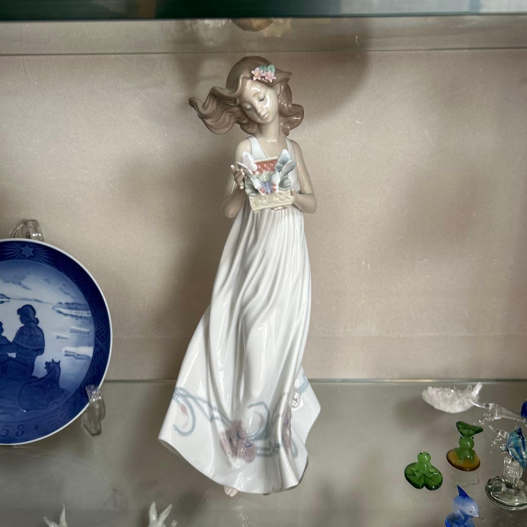 リヤドロ　私の宝物　陶磁器 女性　蝶々