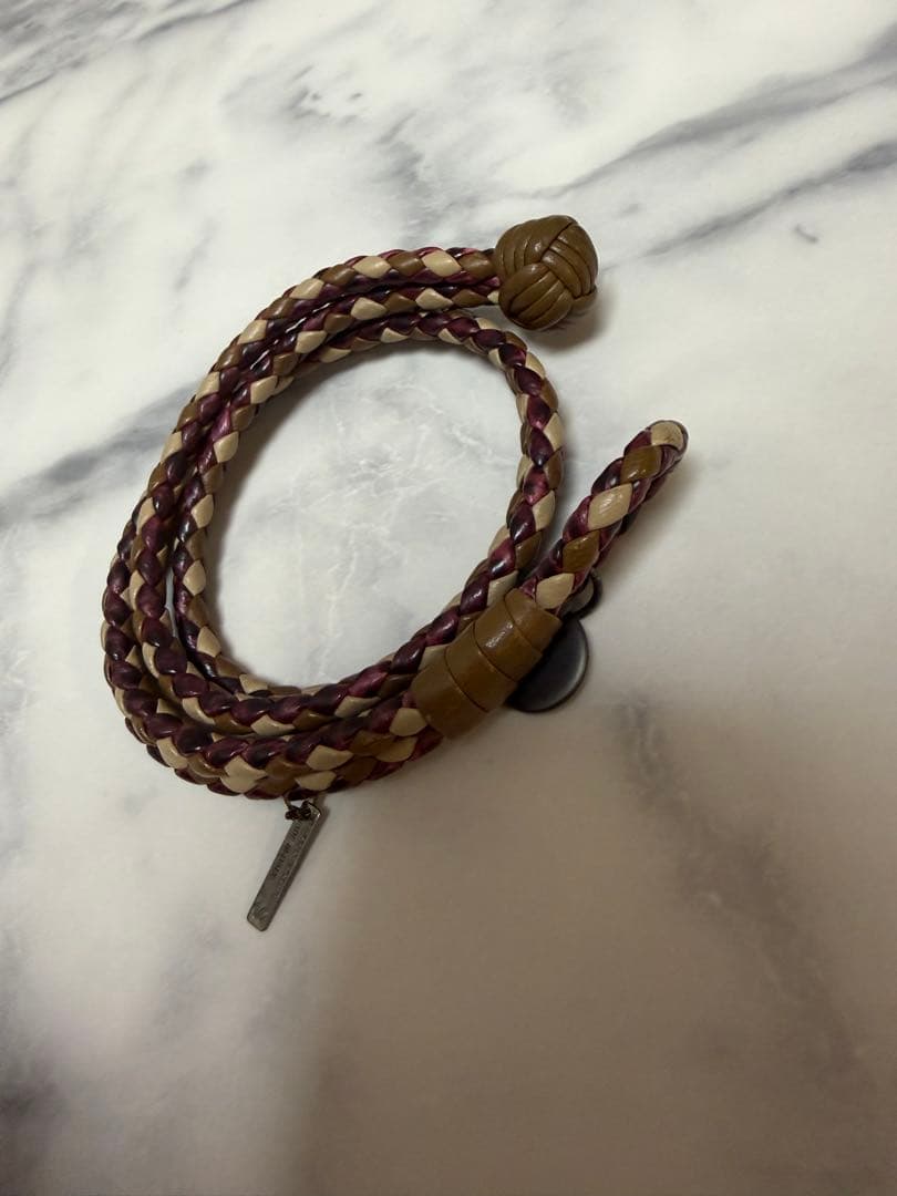 BOTTEGA VENETA レザー編み込みブレスレット 紫とベージュ
