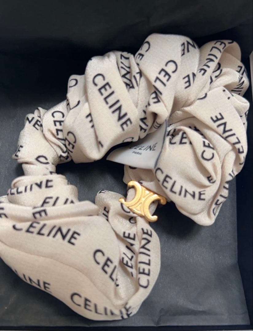 CELINE ベージュ ロゴ シュシュ