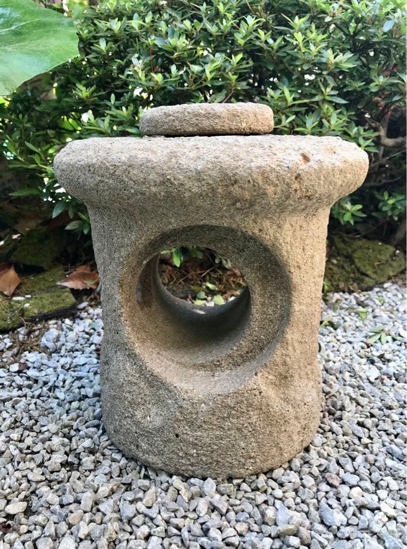 【畦道に佇む藁葺き屋根灯篭・茶庭灯篭・オブジェ・庭石・ガーデニング】箱庭造園