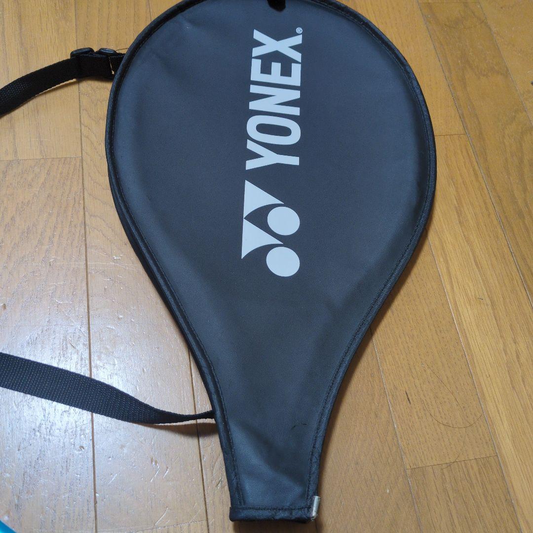 硬式テニスラケット。