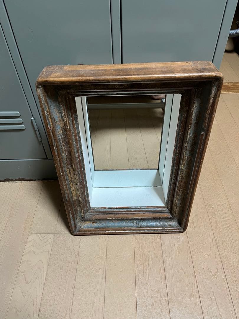 アンティークの木製フレーム 壁掛け鏡 約H45cm × W32cm ×D15cm