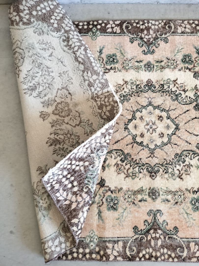 ダークブラウンとピーチベージュのヴィンテージラグ　石田ゆり子さん　No.740