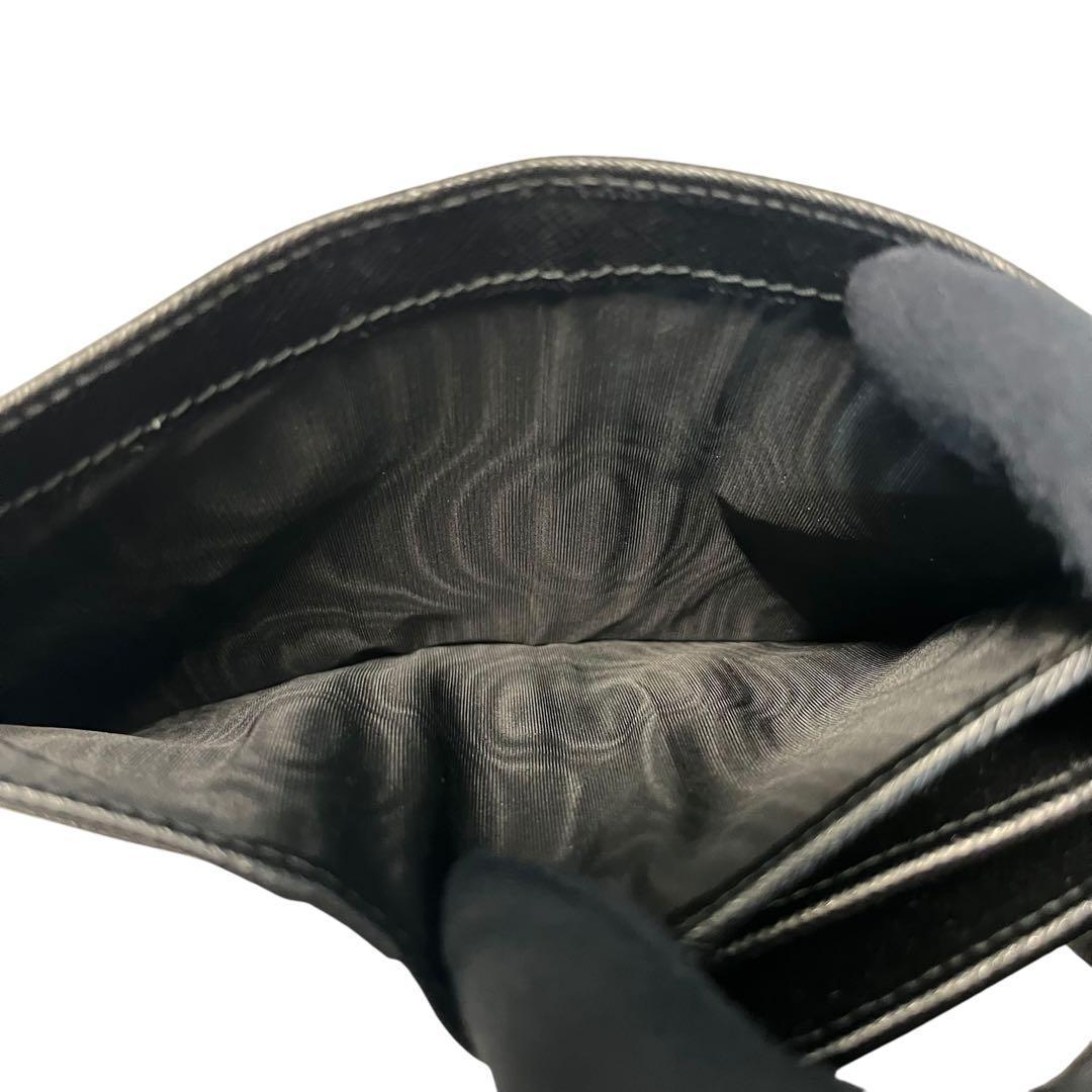 新品級✨プラダ 二つ折り財布 サフィアーノレザー シャイン チャーム ブラック