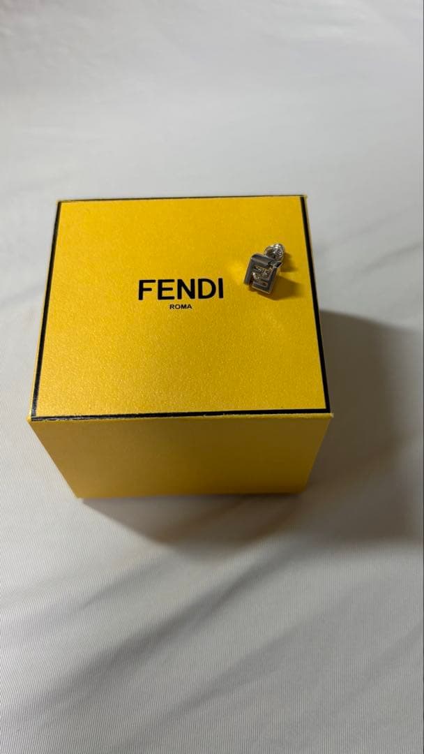 FENDI フェンディ FFピアス 新商品 証明書付き 誰か買ってください