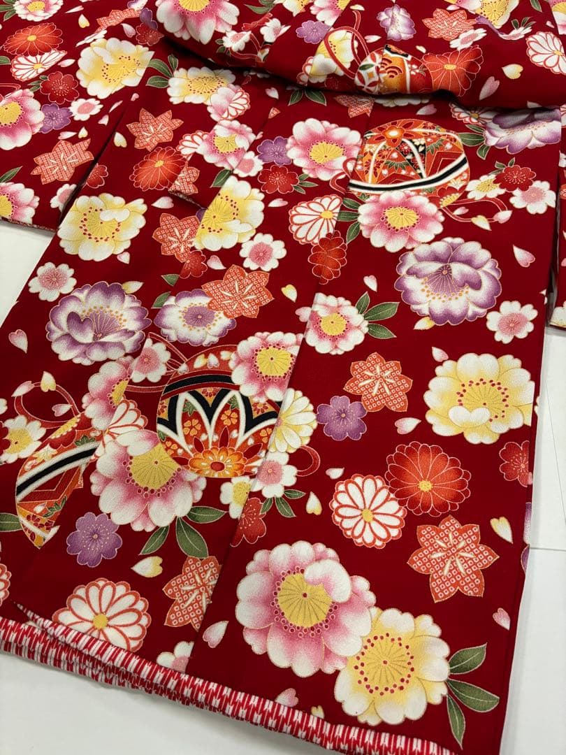 七五三　女の子着物　2点セット　華やか赤縮緬風　手鞠　八重桜　日本製