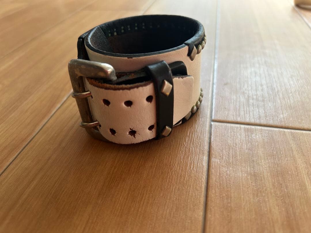 レザー スタッズ付き ブレスレット ウルフズヘッド