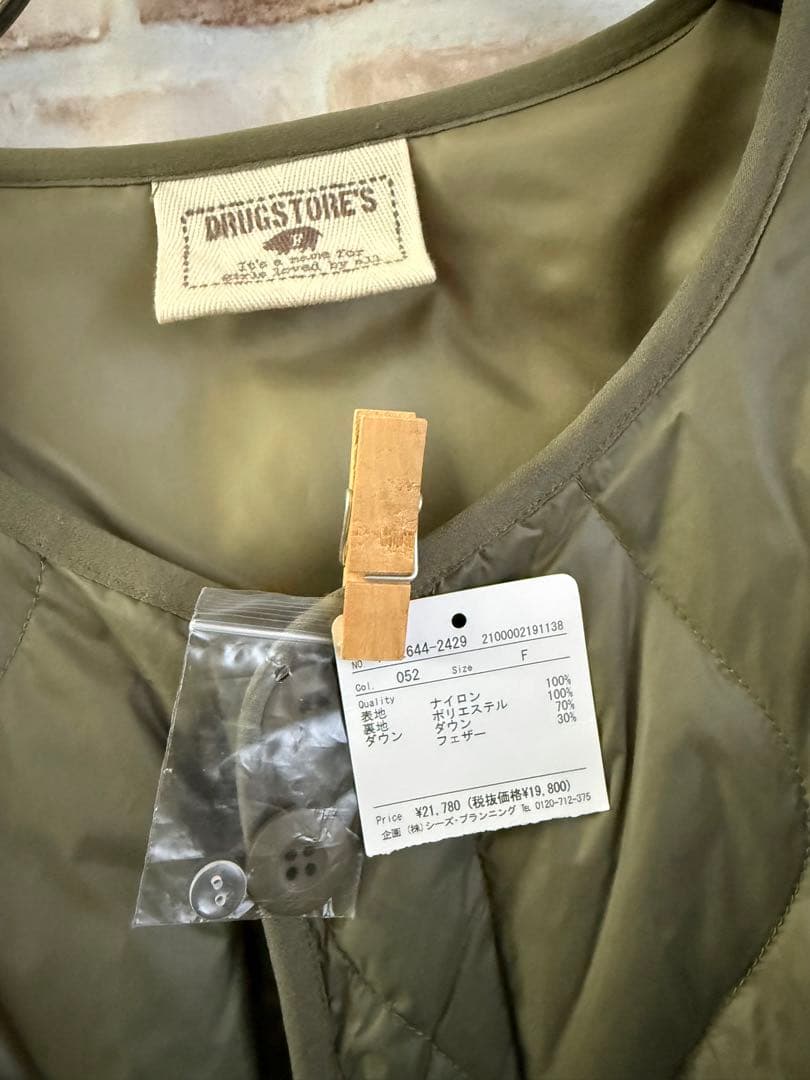 ドラッグストアーズ★ダウンノーカラーキルティングコート★カーキ