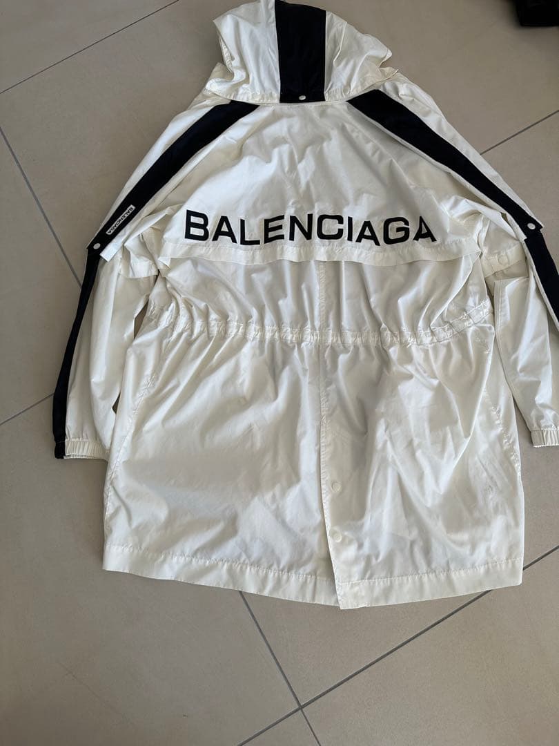 バレンシアガのレインコートです