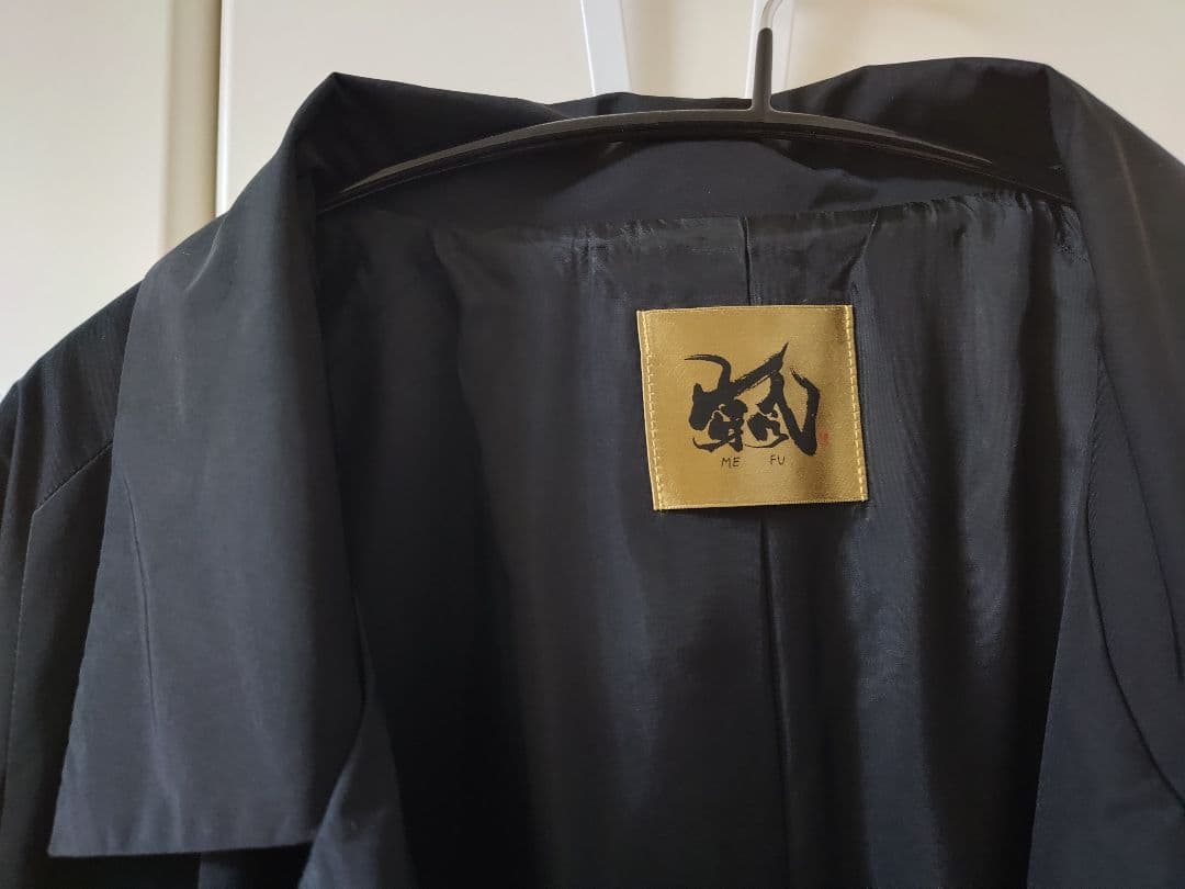 芽風 黒のロングコート