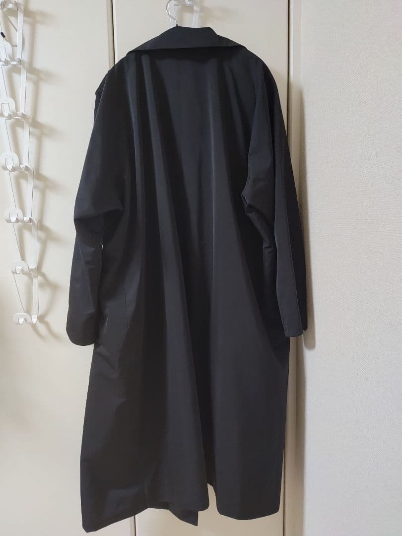 芽風 黒のロングコート