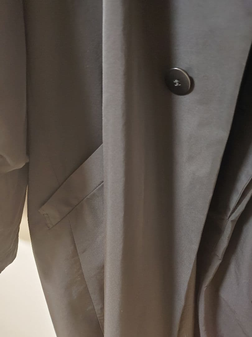 芽風 黒のロングコート