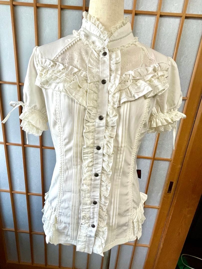 ozz on フリル付きホワイトサテンシャツ 半袖