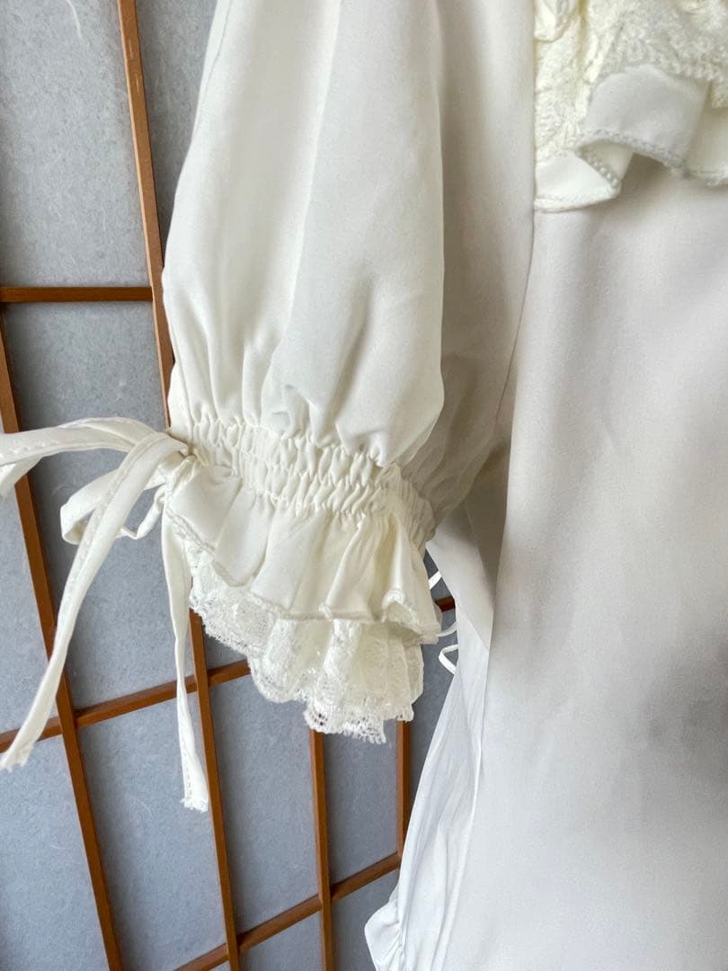 ozz on フリル付きホワイトサテンシャツ 半袖