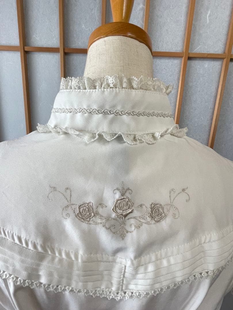 ozz on フリル付きホワイトサテンシャツ 半袖