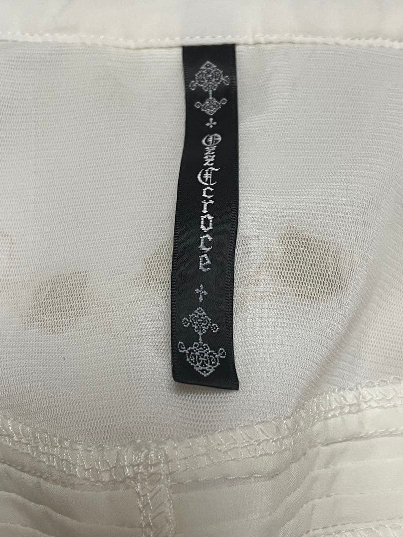 ozz on フリル付きホワイトサテンシャツ 半袖