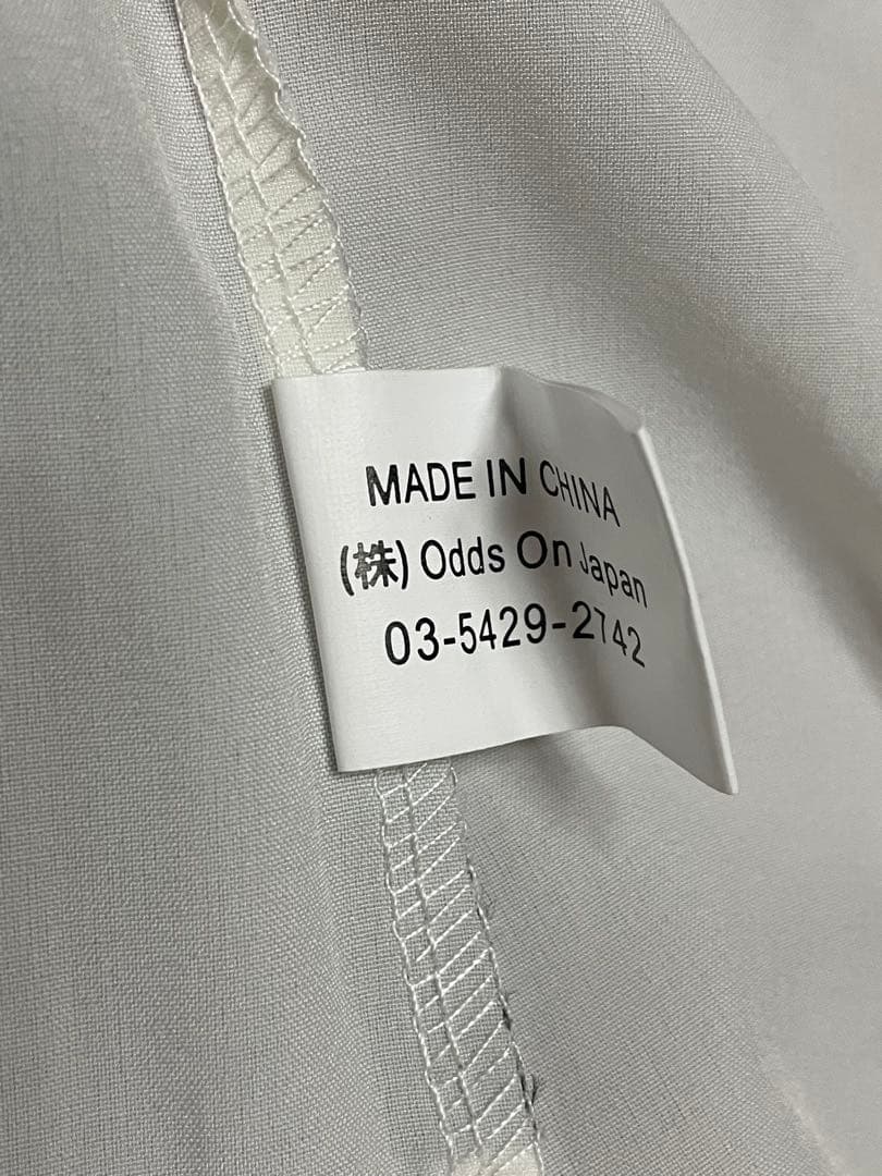 ozz on フリル付きホワイトサテンシャツ 半袖