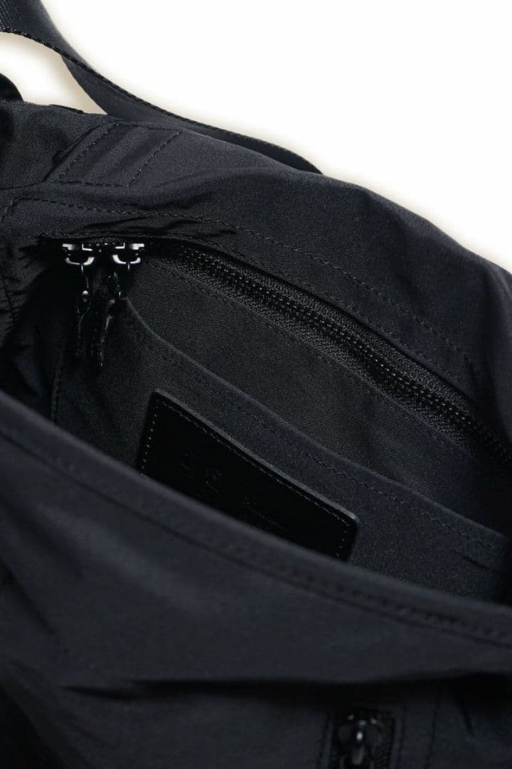 【極美品】AMIACALVA　アミアカルヴァ　Messenger Bag　S　黒