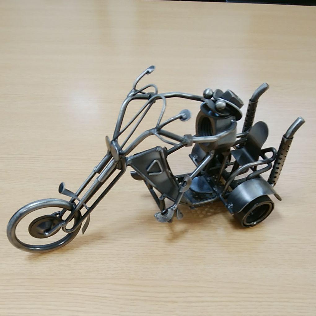 【期間限定特価】バイクに乗ったカエルの置物(金属製)