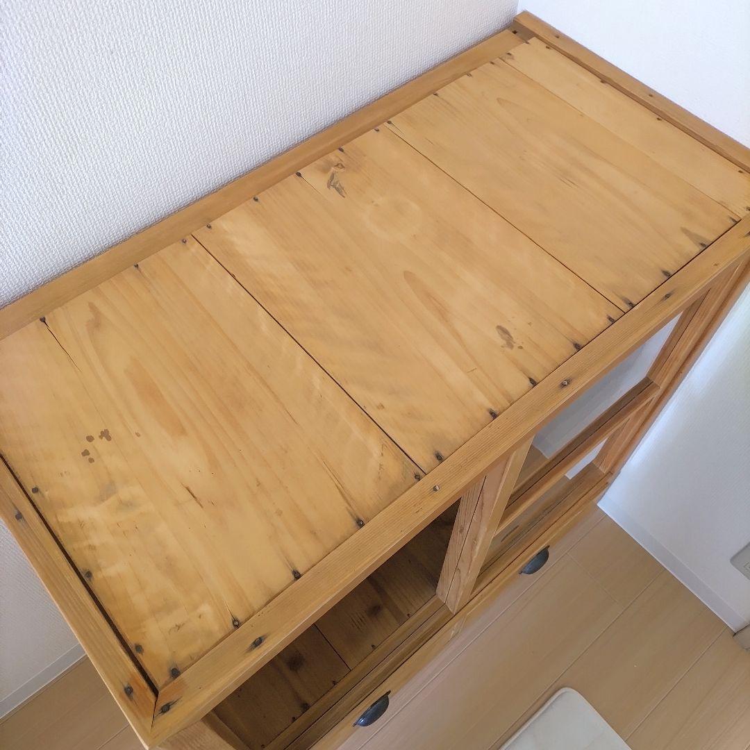 ガラス引き戸のキャビネット　水屋