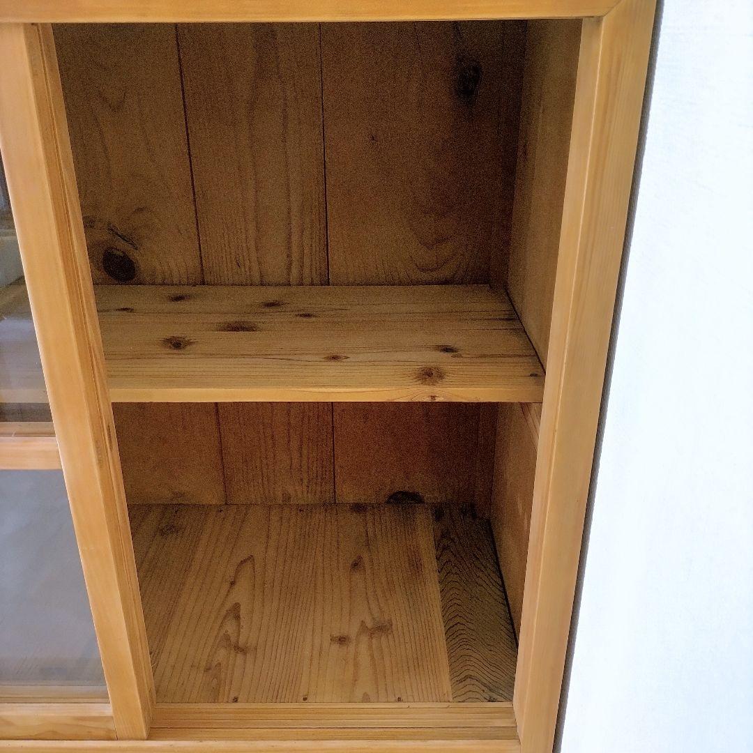 ガラス引き戸のキャビネット　水屋