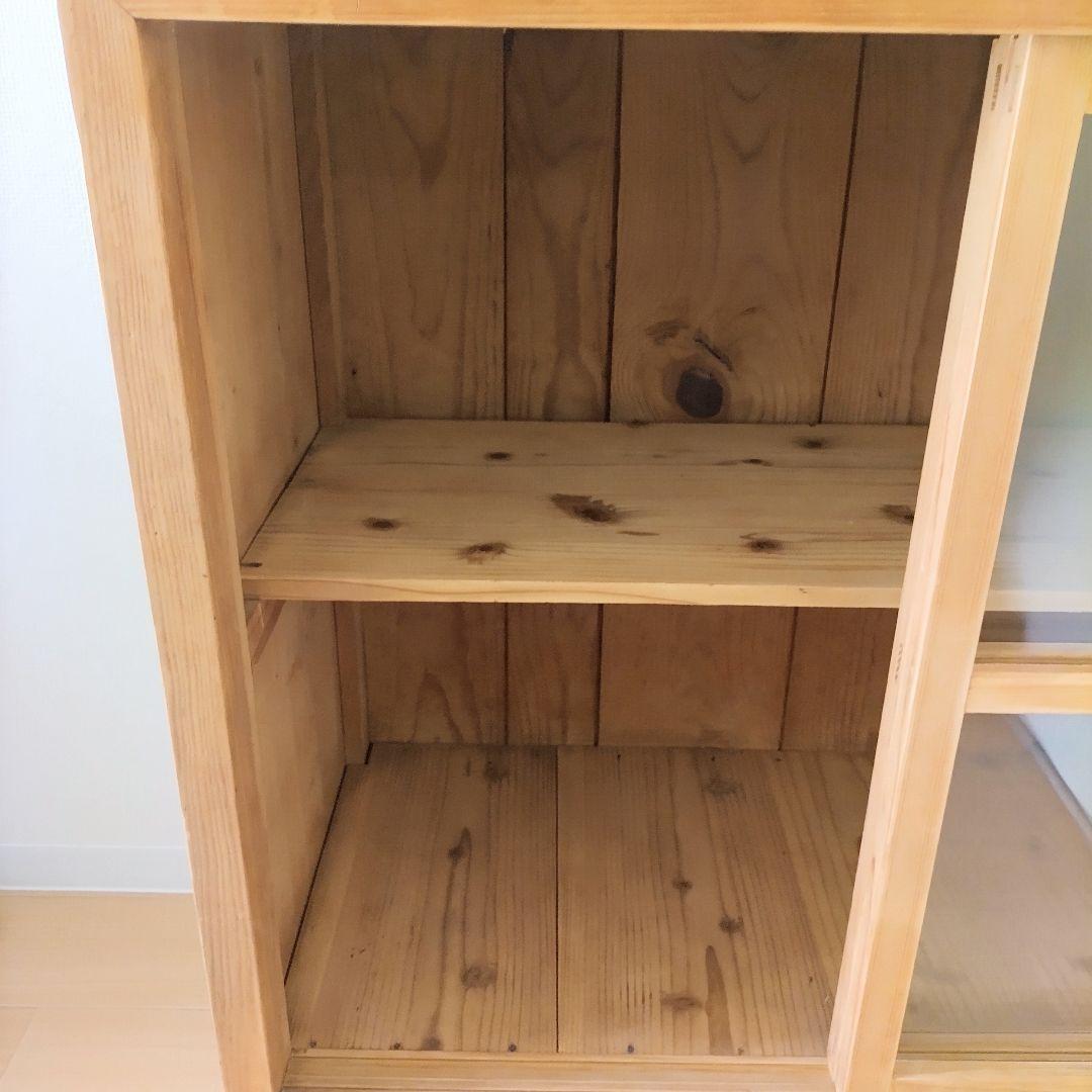 ガラス引き戸のキャビネット　水屋