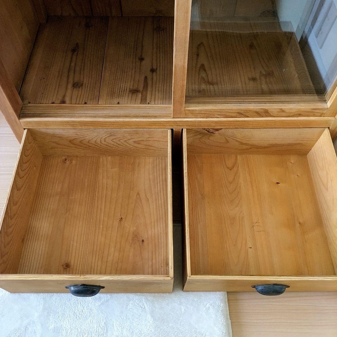 ガラス引き戸のキャビネット　水屋