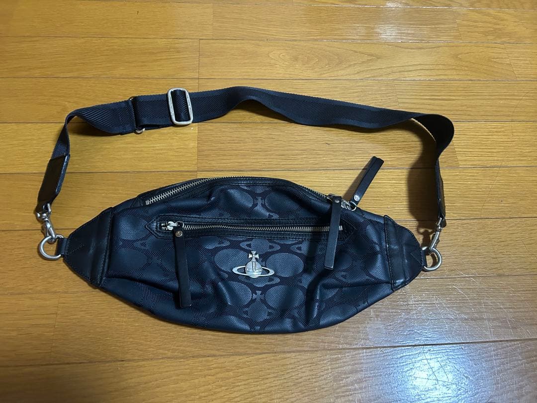 vivienne ボディバッグ
