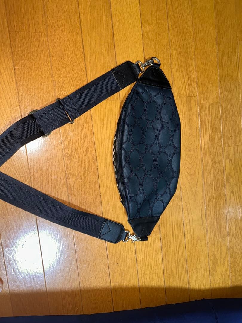 vivienne ボディバッグ