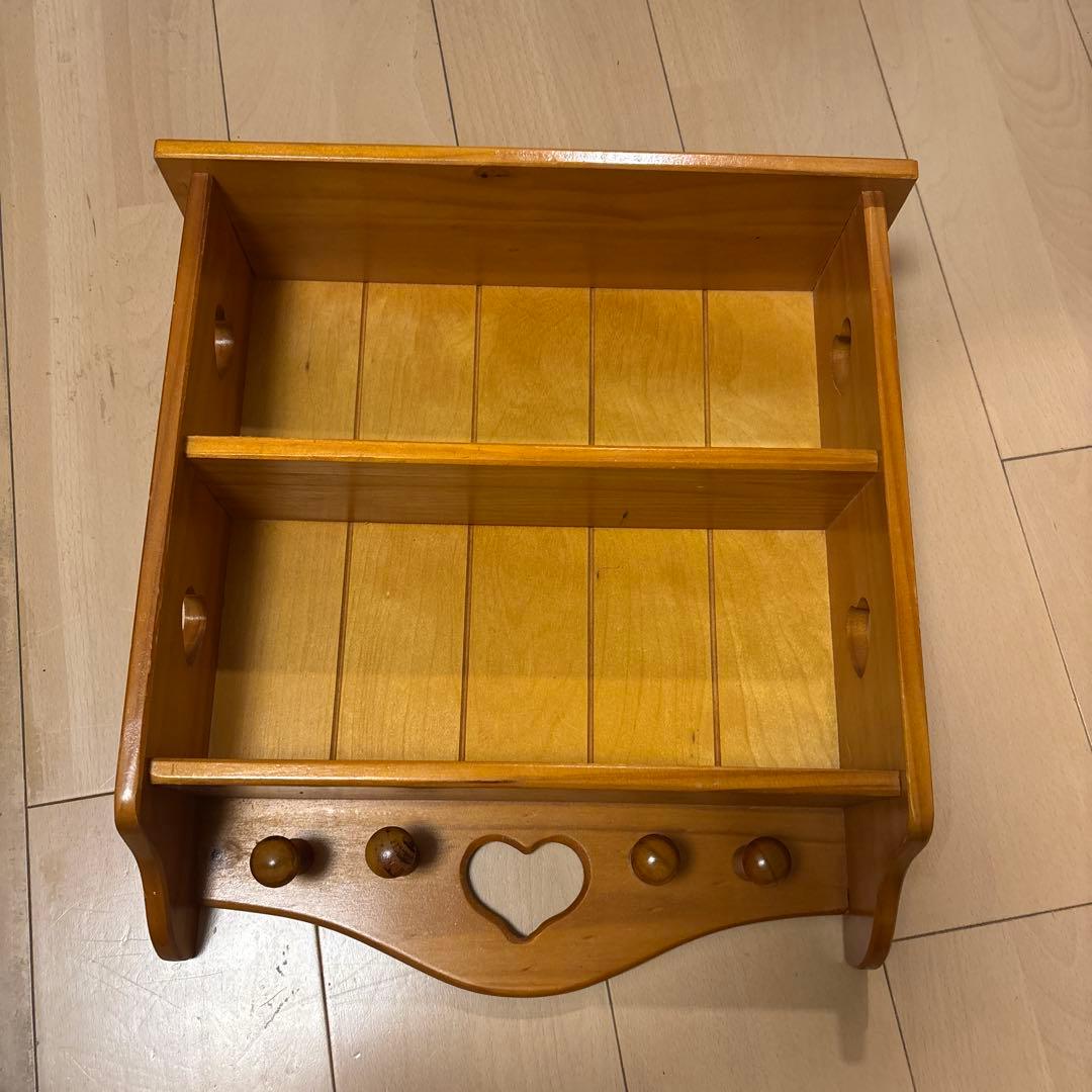 ハート型カットアウト付き木製シェルフ