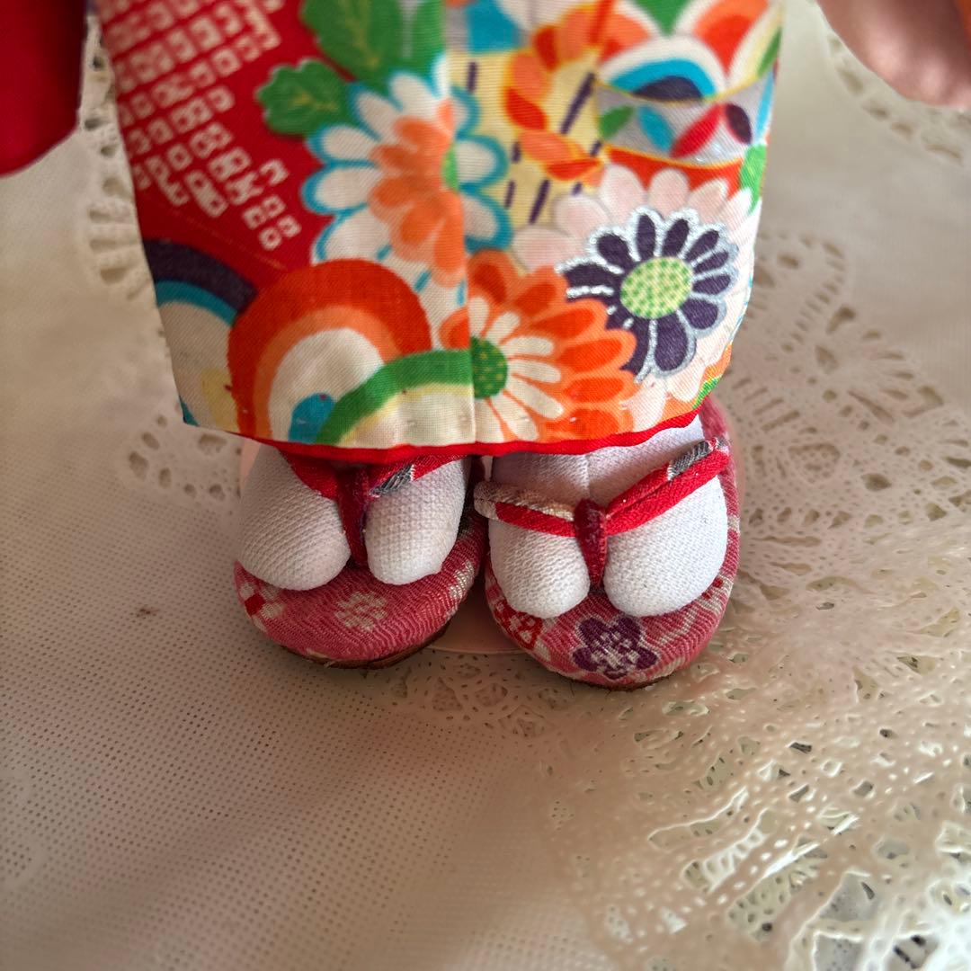 赤と緑の着物の布製人形