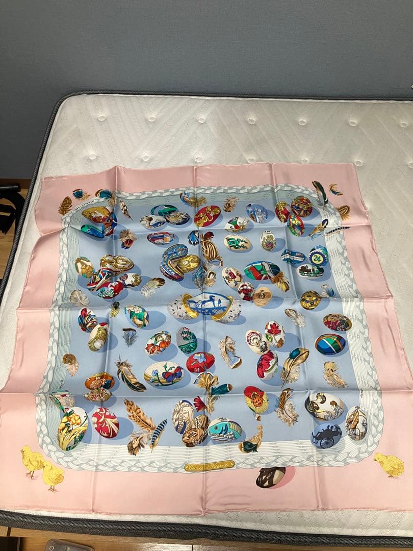 Hermès カラフルシルクスカーフ